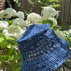 Bob en raphia bleu indigo