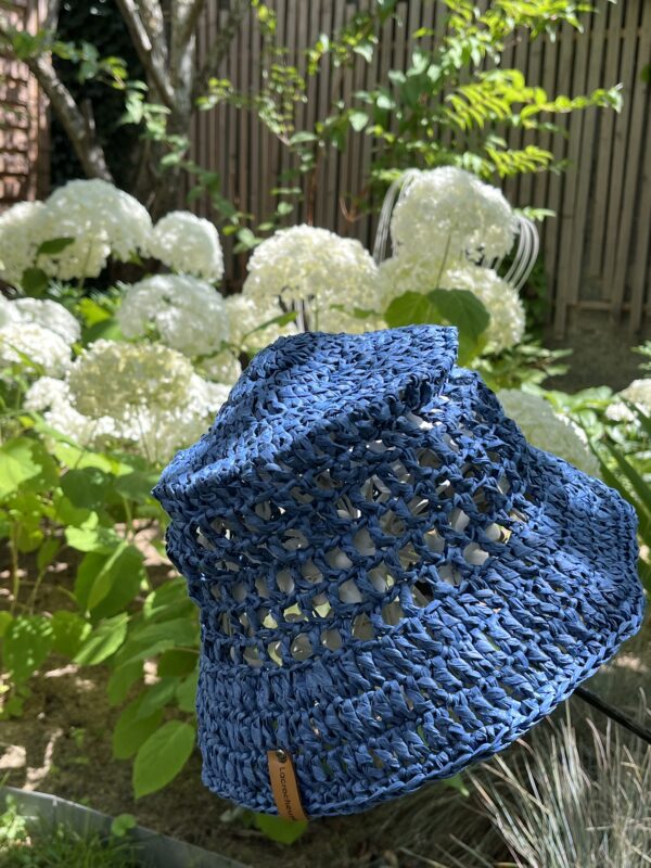 Bob en raphia bleu indigo